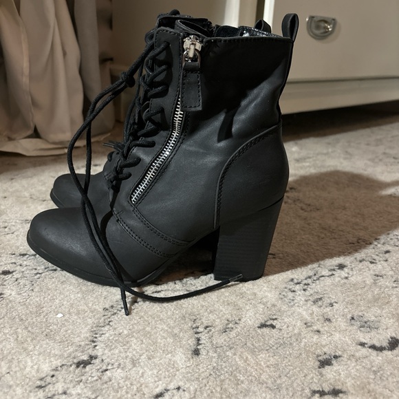 Black zip up boots with heel🖤 - Picture 3 of 5